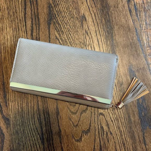 Accessories - NWOT taupe wallet